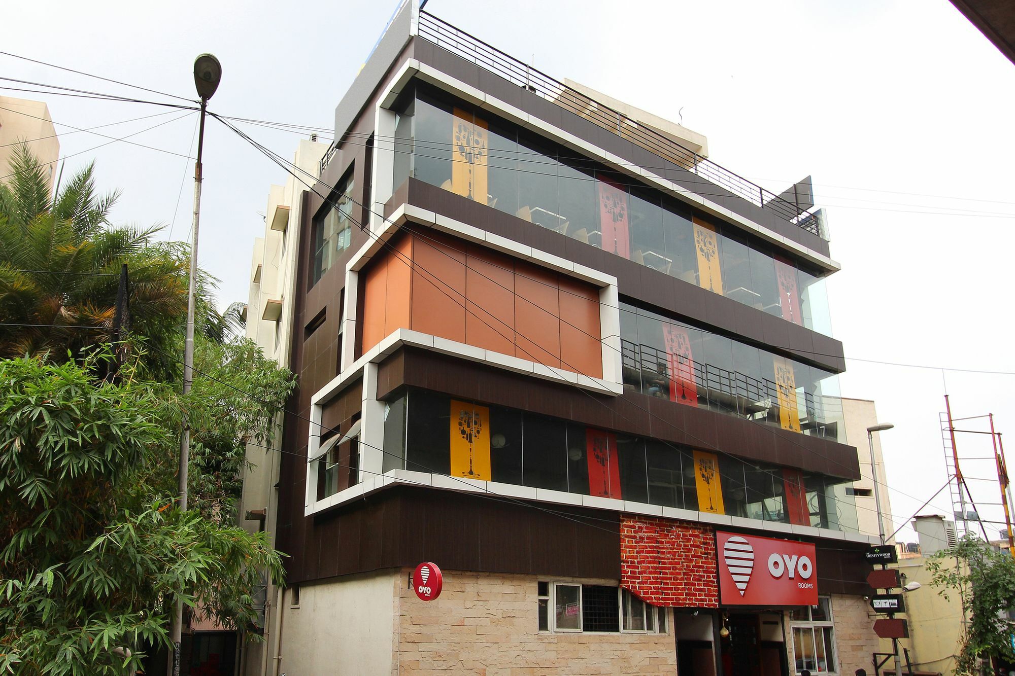 Oyo 7669 The Trinitywood Hotel Bangalore Exterior foto